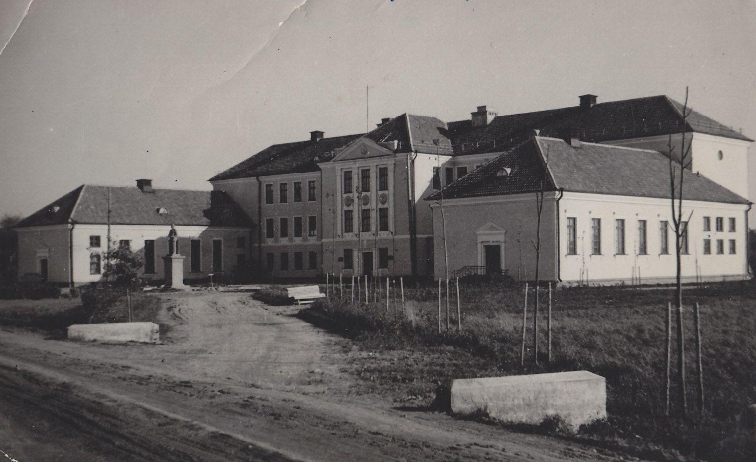Võrumaa Kutsehariduskeskuse peahoone 1950. aastal