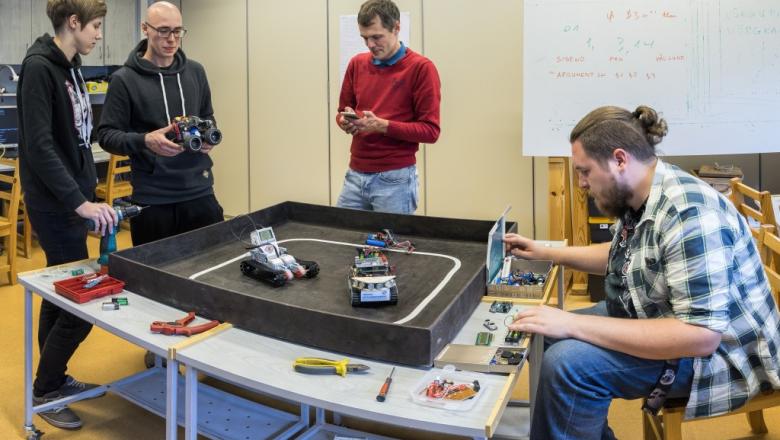 Õpilased testivad ehitatud roboteid