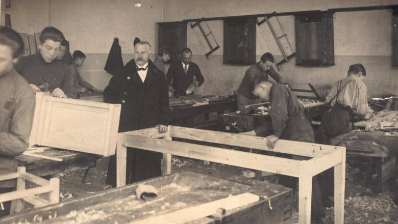 Fotol keskel koolijuhataja Hendrik Hendrikson ja meister-instruktor Paul Härsing (Härmaste)  (mustvalge foto)